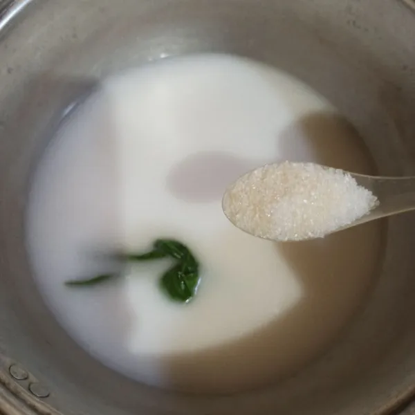 Beri gula pasir dan garam sesuai selera.