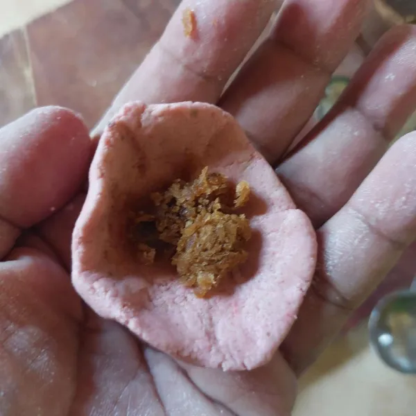 Ambil 1 sdm adonan, pipihkan. Isi dengan 1/2 sdt gula merah, tutup rapat dan bulatkan.