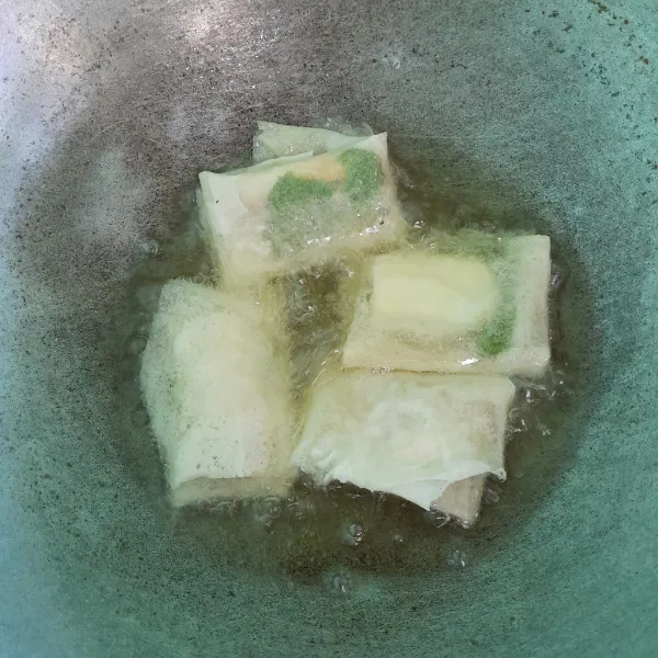Goreng sampai kuning keemasan.