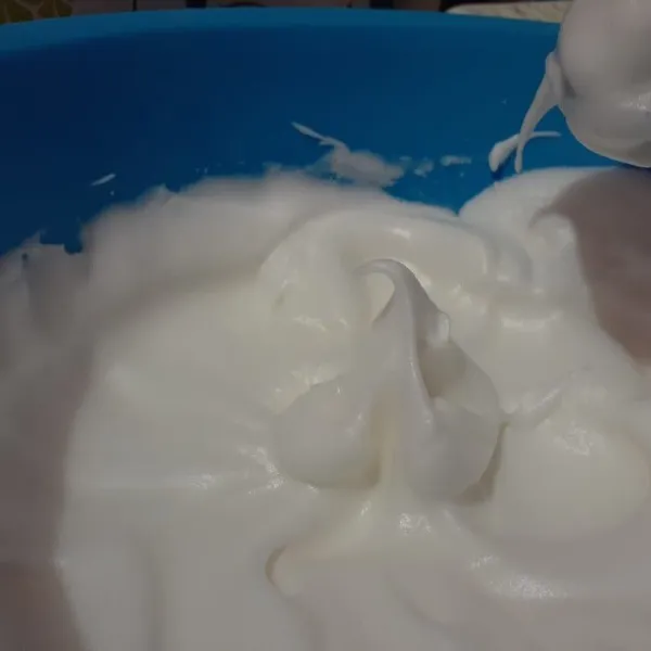 Kocok putih telur dan perasan lemon sampai berbusa, masukkan gula dalam 3 tahap. Kocok terus sampai stiff peak.