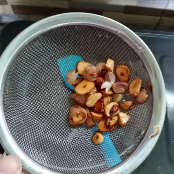 Goreng bawang merah dan bawang putih sampai kecoklatan.