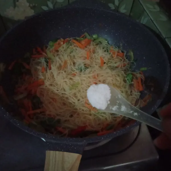 Masukkan garam, gula, kaldu bubuk, lada bubuk, kecap manis, dan saus tiram. Aduk rata, koreksi rasa, angkat lalu sajikan