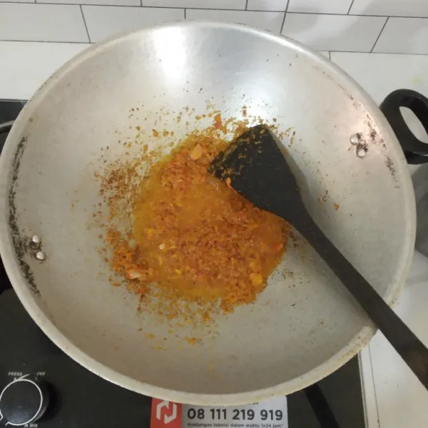 Tumis bumbu halus, tambahkan terasi dan 100 ml air.