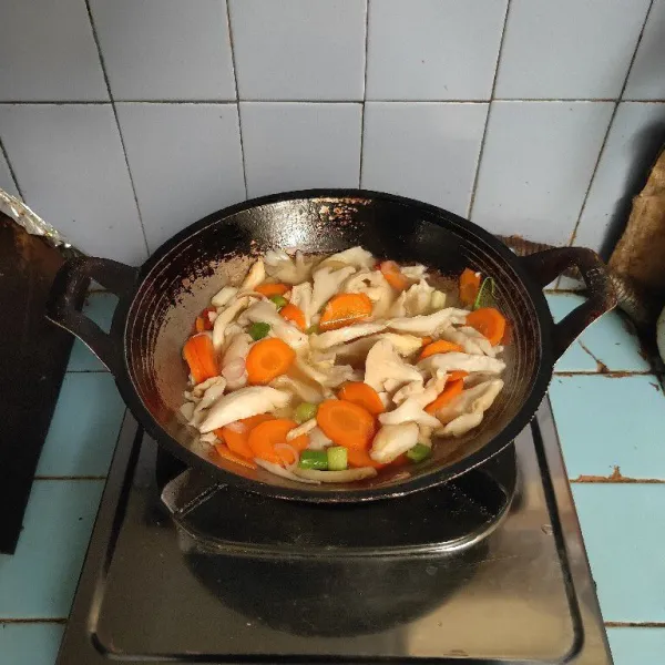 Masak hingga matang. Koreksi rasanya.