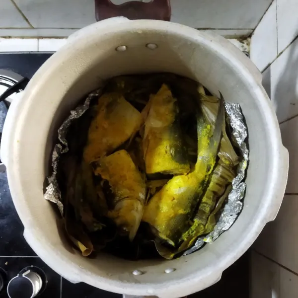 Tambahkan air, lalu tutup panci. Kemudian masak dengan cara di presto selama ±1 jam di api kecil. Angkat, biarkan hingga desisan panci hilang, buka tutup pancinya dan biarkan dinginkan. Ikan bandeng presto sudah siap untuk disimpan atau digoreng, sajikan.