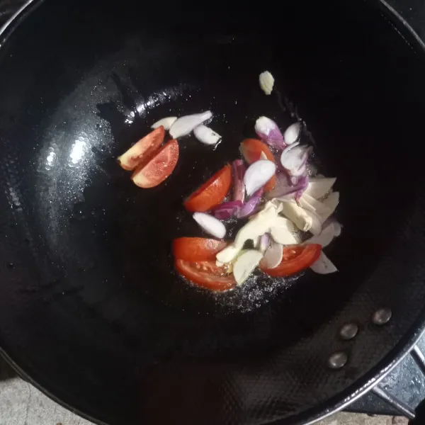 Tumis bawang merah, putih dan tomat sampai matang.