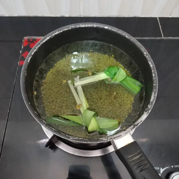 Untuk membuat bubur kacang hijau rebus air dan daun pandan hingga mendidih. Lalu masukkan kacang hijau.