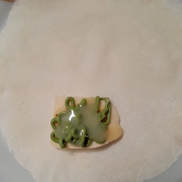 Tuangkan kental manis dan glaze green tea.