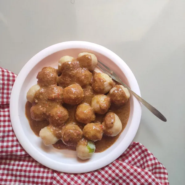 Sajikan cilok dengan bumbu kacang.