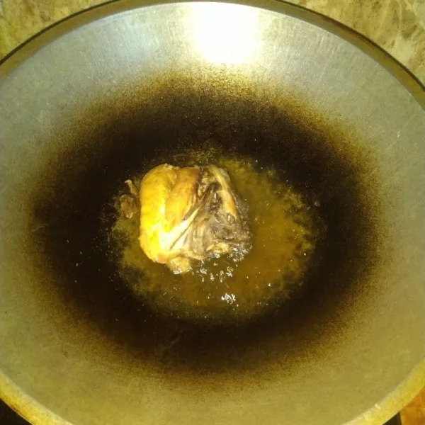 Setelah ayam matang, keluarkan ayam dari air rebusan yang nantinya akan dijadikan kuah soto. Kemudian goreng ayam dalam minyak panas, sampai cukup berkulit saja. Angkat. Tiriskan. Suwir suwir. Sisihkan dahulu.