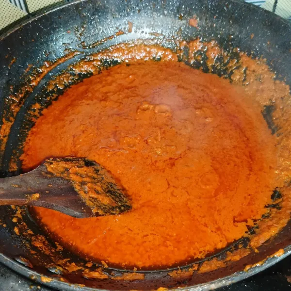 Tumis bumbu halus sampai matang dan harum.