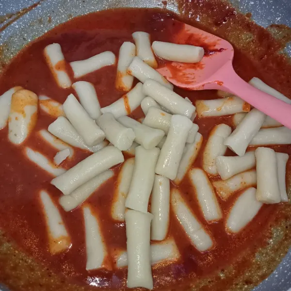 Kemudian masukkan tteok.