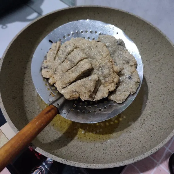 Lalu angkat dan tiriskan.