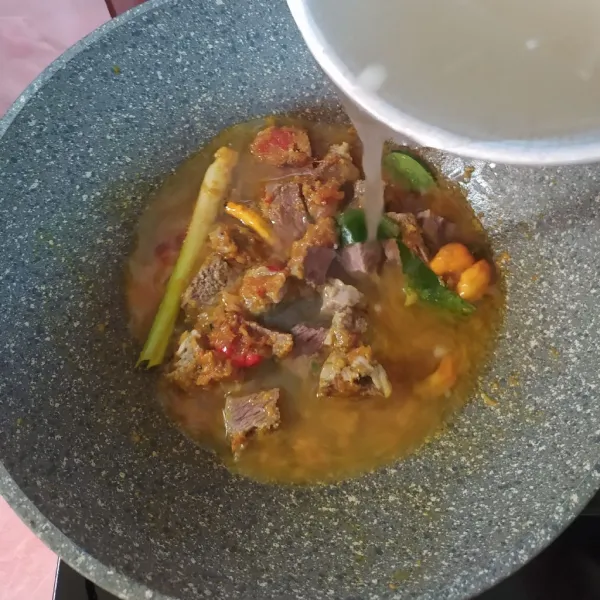 Tuang air kaldu. Kecilkan api, masak sampai daging empuk.