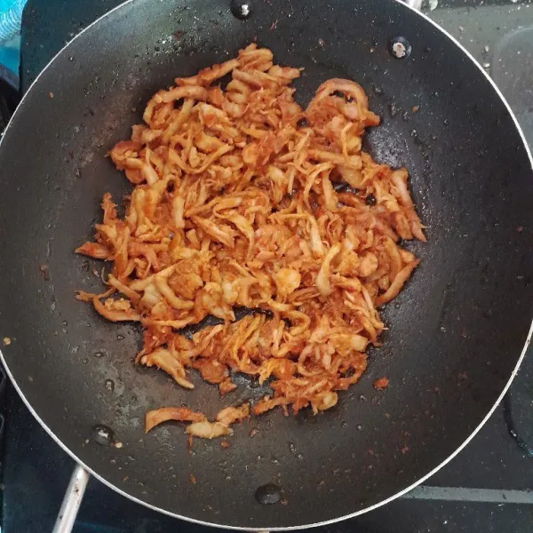 Kecilkan api, masak hingga kering, koreksi rasa.