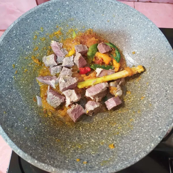 Masukkan daging yang sudah dipotong dadu.