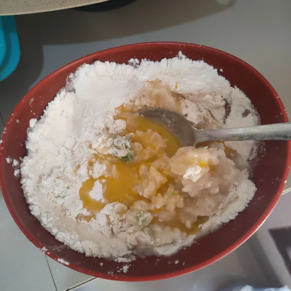 Masukan air bumbu yang sudah mendidih, aduk acak, kemudian tambahkan tepung tapioka dan telur, uleni hingga kalis dan mudah di bentuk.