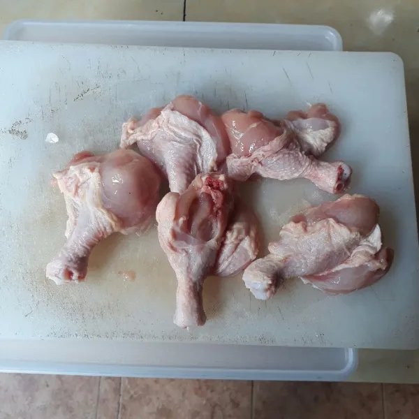 Belah daging paha ayam, jangan sampai putus.