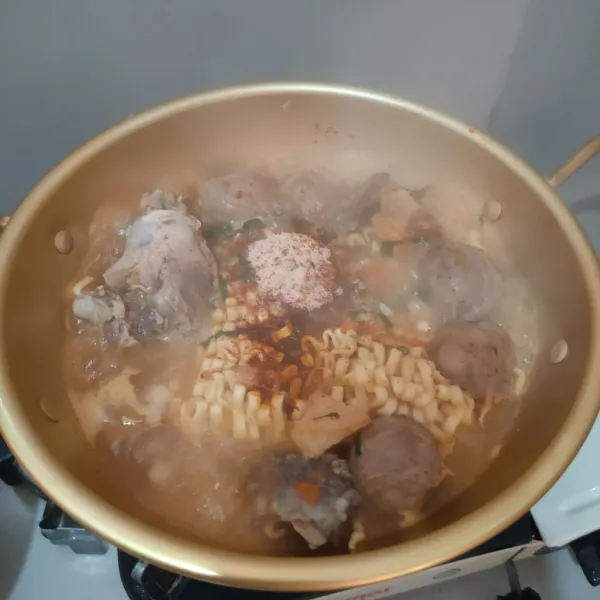 Masukan bakso dan bumbu mie instant.