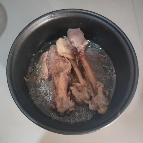 Rebus tulangan ayam hingga keluar kaldu.