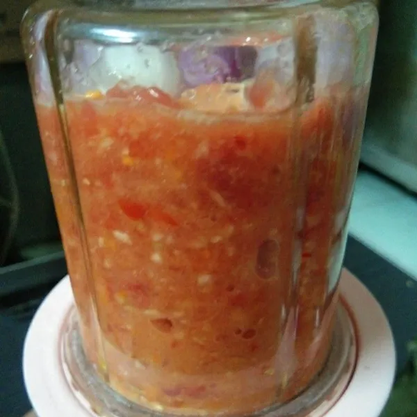 Masukkan semua bahan bumbu halus ke dalam blender, lalu haluskan hingga benar-benar halus.