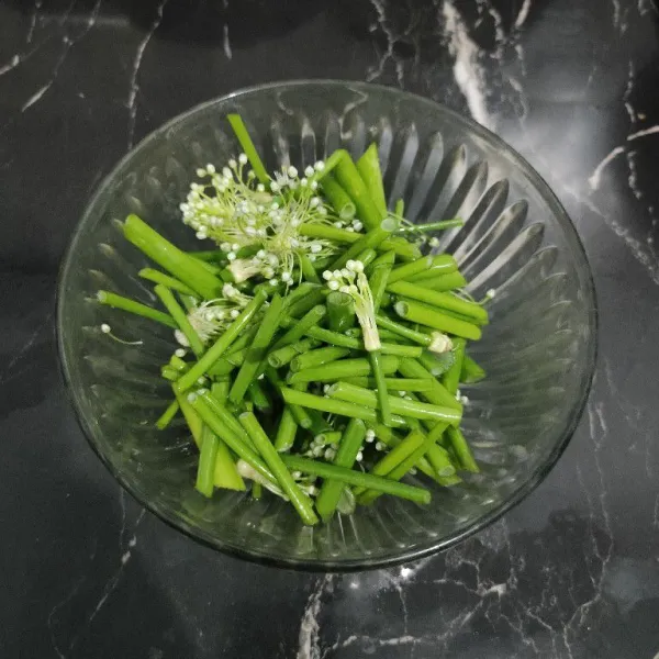 Potong bunga bawang lalu cuci bersih dan tiriskan.