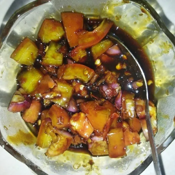 Potong-potong cabai, bawang merah, dan tomat. Kemudian tambahkan kecap manis, aduk rata, sajikan sate bersama dengan sambal kecap.