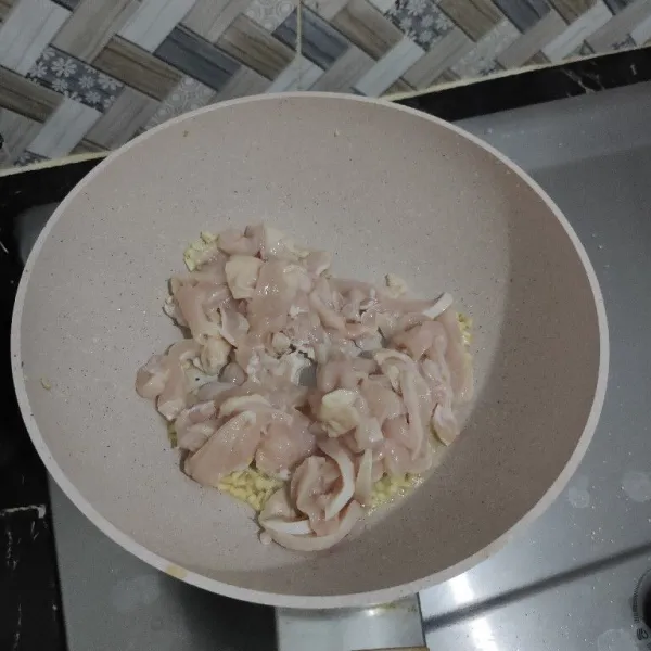 Masukkan daging ayam aduk rata masak hingga berubah warna.