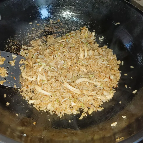 Aduk-aduk sampai nasi sedikit kering, koreksi rasanya dan siap disajikan.