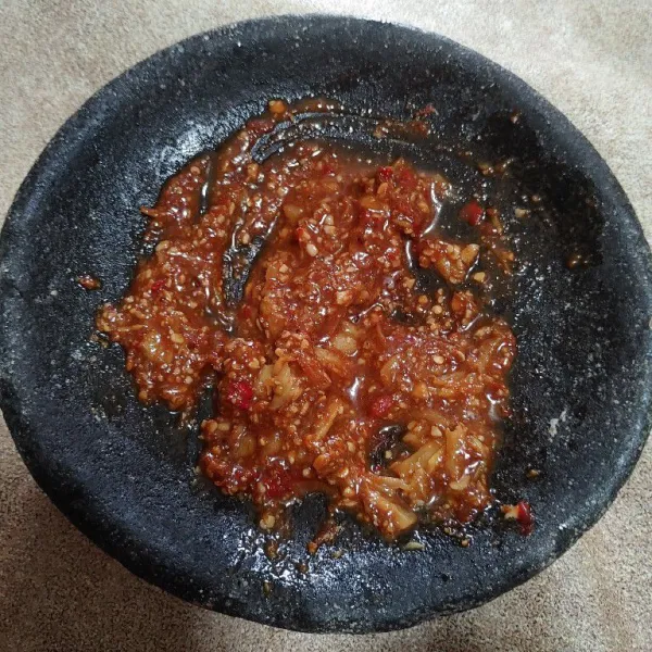 Bumbu rujak siap disajikan dengan buah segar.