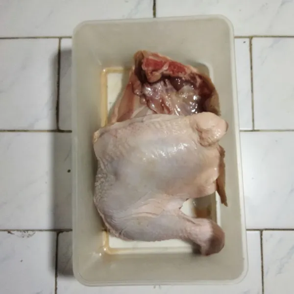 Bersihkan paha ayam, beri perasan air jeruk untuk menghilangkan bau amis. Sisihkan.