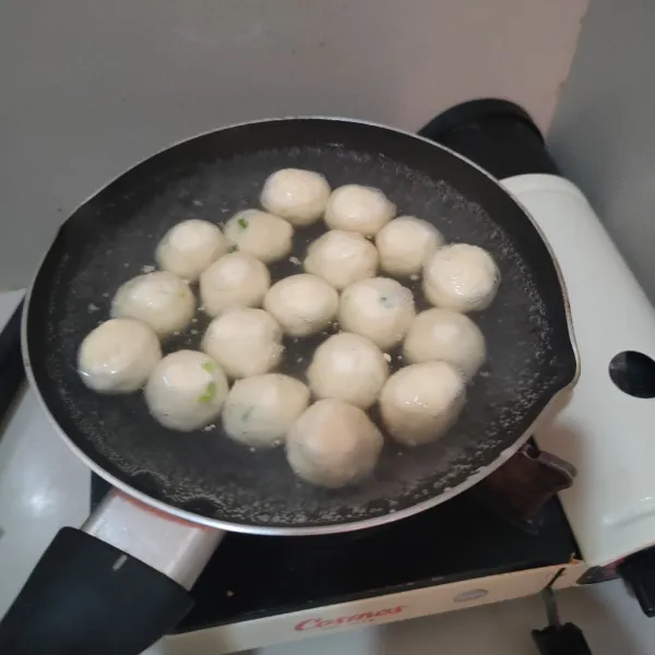 Didihkan air, masak hingga adonan menjadi padat, tiriskan.