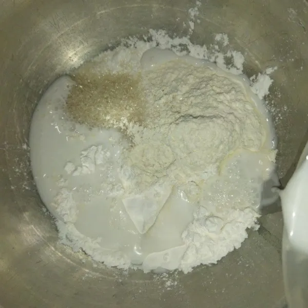 Campur tepung ketan, tepung terigu, garam, gula pasir, dan santan. Aduk hingga tercampur rata dan tidak bergerindil.