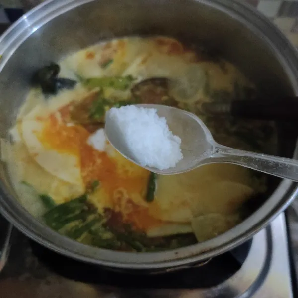 Tambahkan santan gula dan garam masak hingga mendidih lalu koreksi rasanya.
