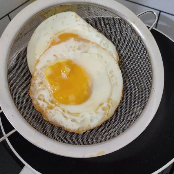 Panaskan minyak, masak telur satu persatu (jangan terlalu kering), angkat dan sisihkan.