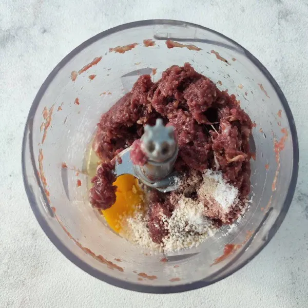 Tambahkan telur ayam, garam, gula, merica bubuk, dan kaldu jamur. Proses kembali hingga tercampur rata.