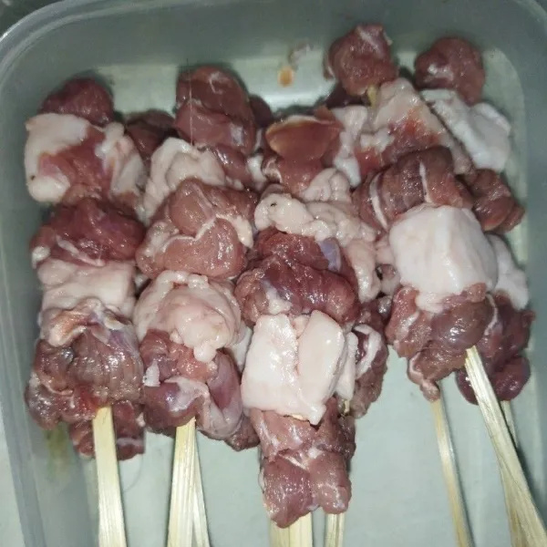 Lalu tusukkan dan tetelan kedalam tusukkan sate, berselingan.