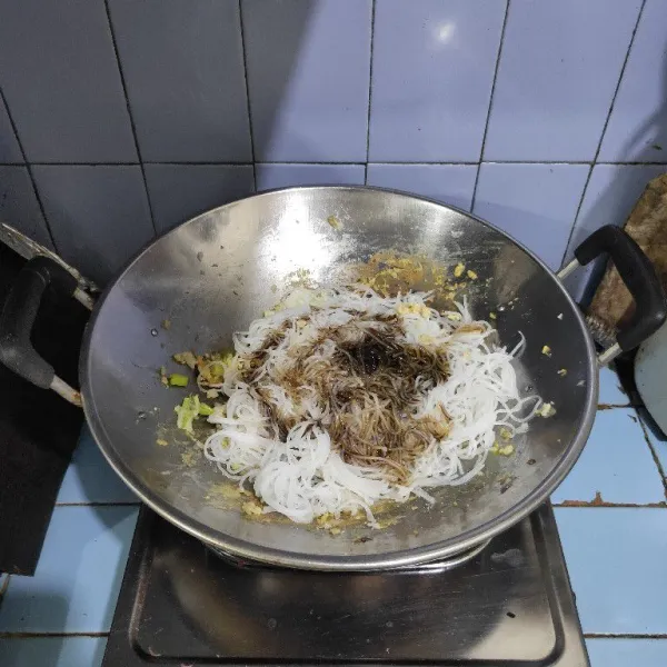 Masukkan bihun, garam, kaldu bubuk, lada bubuk, kecap manis, kecap asin, kecap ikan, gula dan lada bubuk. Aduk rata.