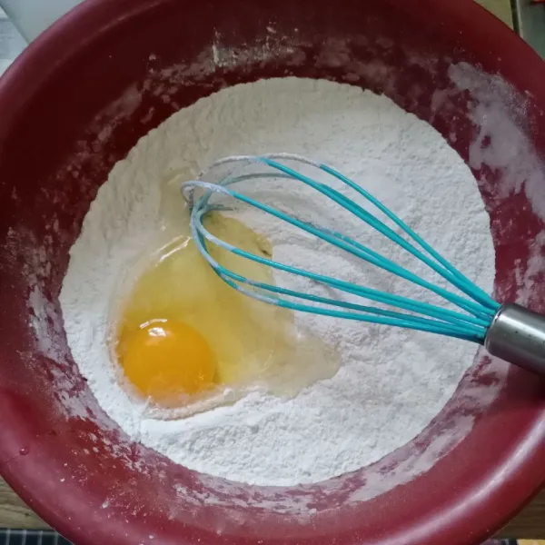 Campur semua tepung, telur, gula, dan garam.