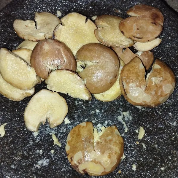 Geprek jengkol setengah penyet.