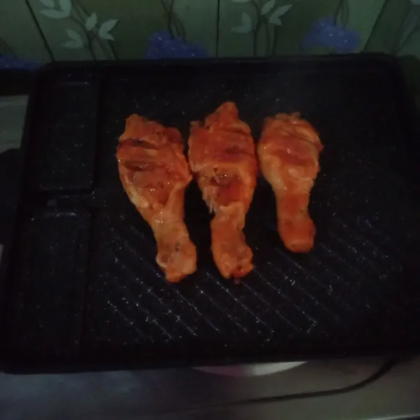 Panggang ayam bolak-balik.