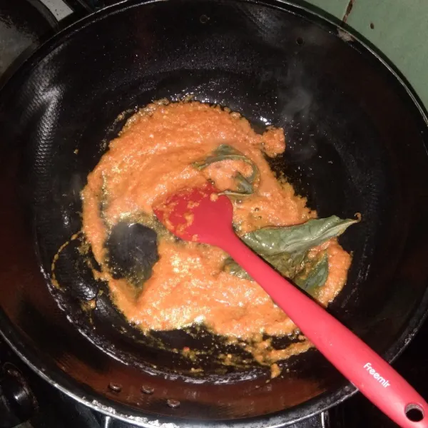 Tumis bumbu halus hingga harum. Tambahkan daun salam.