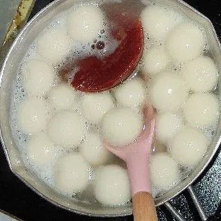 Masukkan gula merah, gula pasir, dan garam. Masak kembali dengan api kecil hingga gula larut