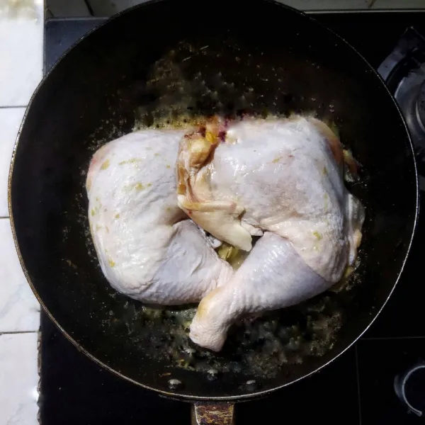 Cuci bersih paha ayam. Kemudian panggang di atas teflon sampai harum. Sisihkan.