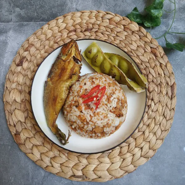 Sajikan nasi tutug oncom dengan petai dan ikan pindang atau sesuai selera.