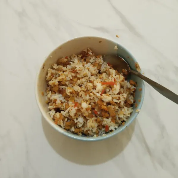 Siapkan mangkuk. Masukkan nasi dan oncom lalu aduk sampai tercampur rata.