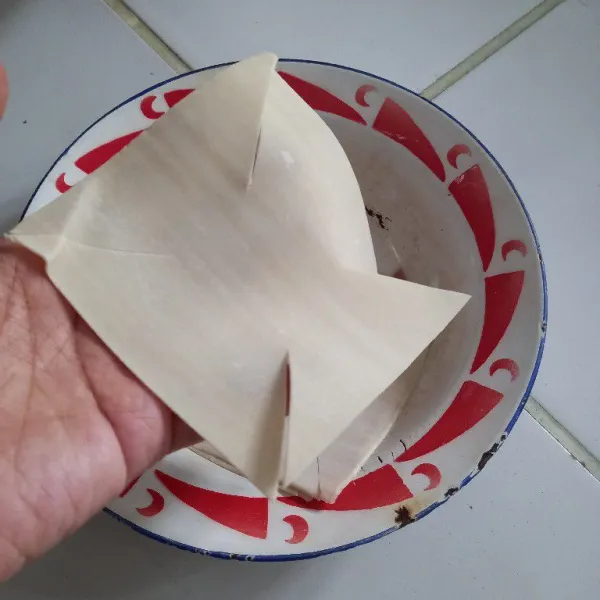 Siapkan kulit pangsit, kerat tiap ujungnya dengan pisau jangan terlalu lebar.