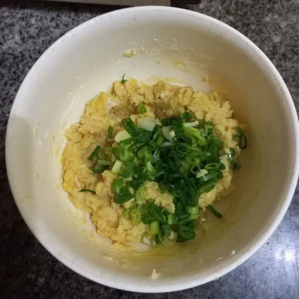 Tambahkan irisan bawang daun.