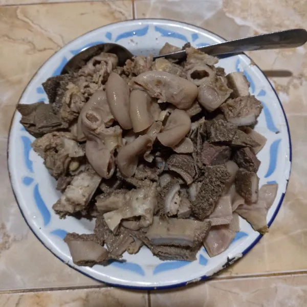 Rebus/presto daging sapi dan jeroan hingga empuk. Potong sesuai selera.