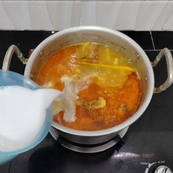 Setelah itu masukkan santan. Aduk perlahan hingga mendidih agar santan tidak pecah.